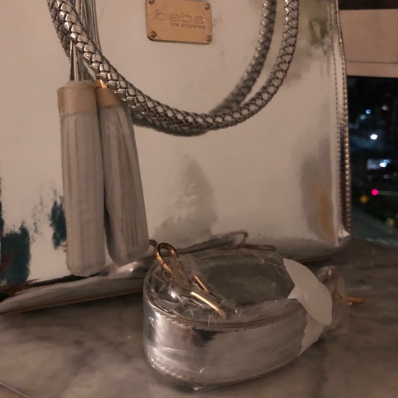 💎New Stunning Metallic BEBE totes 💎 - Picture 3 of 8